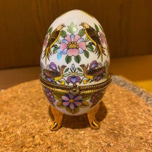 Vintage decorated egg. Hinged floral w/Birds 4" X 2 1/2"